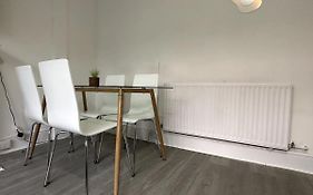 Wonderful 2 Bedroom On Tower Bridge